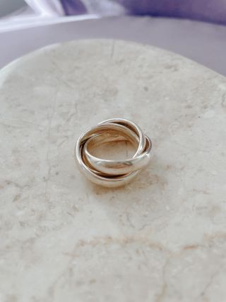 Prsten, který patřil mezi vaše největší oblíbence, ale delší dobu byl nedostupný, JE NYNÍ ZPĚT! Máte ho online dámy. 💞...