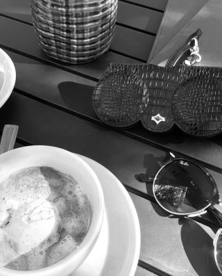 good morning ☕️🕶️🏔️🖤 Krásné dobré ráno dámy. My klasicky ve společnosti kávy a dokonalého pouzdra na brýle, které můžete...